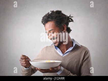 Glücklich schwarzer Mann Essen Stockfoto