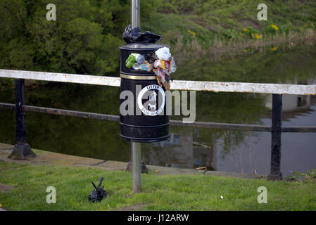 Kanalseite überquellenden Abfallbehälter bin Dog poo Stockfoto