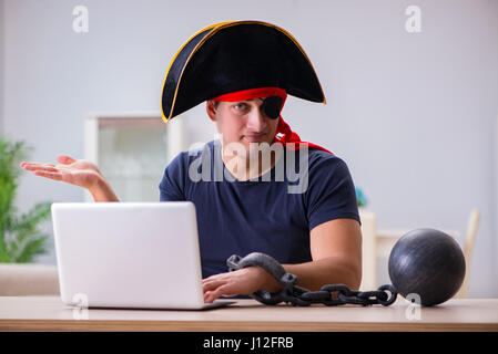 Digitalen Sicherheitskonzept mit Piraten am computer Stockfoto