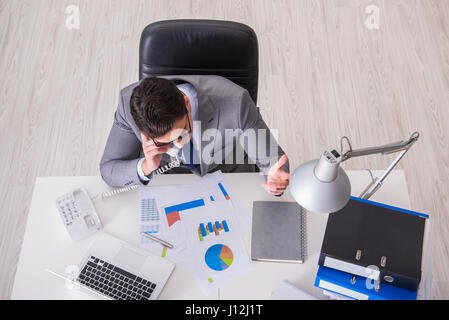 Ansicht von oben auf Geschäftsmann arbeiten auf Geschäftsdiagramme Stockfoto