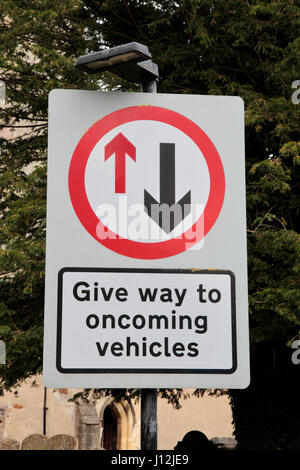 Ein "Weichen entgegenkommenden Fahrzeugen" Schild im Vereinigten Königreich. Stockfoto