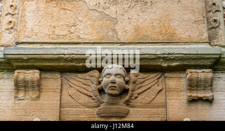 Detail des alten, abgenutzten Stein schnitzen von Engel mit Flügeln holding Sturz und verblichenen Worte Memento Mori, Crichton Stiftskirche, Midlothian, Schottland Stockfoto