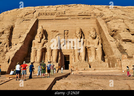 Touristen vor großen Tempel von Ramses II, Abu Simbel Tempel, Ägypten, Afrika Stockfoto