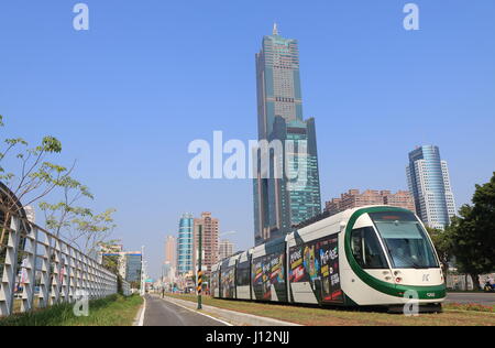 Light Rail Transit Stadtbahn Zug fährt durch die Innenstadt von Kaohsiung Taiwan. Stockfoto