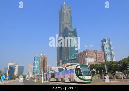 Light Rail Transit Stadtbahn Zug fährt durch die Innenstadt von Kaohsiung Taiwan. Stockfoto