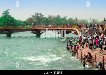 Haridwar, Indien - 2. Apr 2017: Menschenmassen am Ufer des Flusses Ganga bei Har-ki-Pauri. Dies ist einer der heiligsten Orte im Hinduismus. Ort Sünden zu waschen. Stockfoto