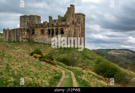 Blick von unten auf das imposante zerstörte Crichton Castle aus dem 15. Jahrhundert, Midlothian, Schottland, Großbritannien Stockfoto