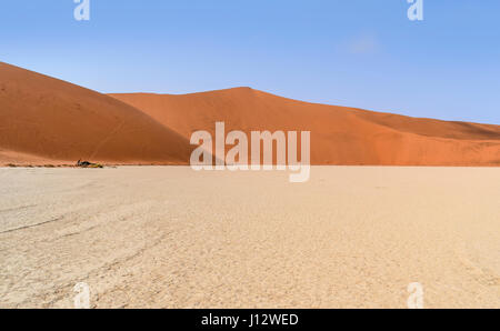 Namib Wüste Landschaft um Deadvlei im Bereich Sossusvlei in Namibia, Afrika Stockfoto