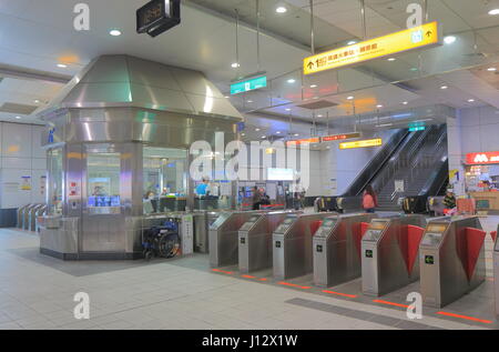 Die Leute Reisen in Kaohsiung u-Bahn Metro-Station in Kaohsiung Taiwan. Stockfoto