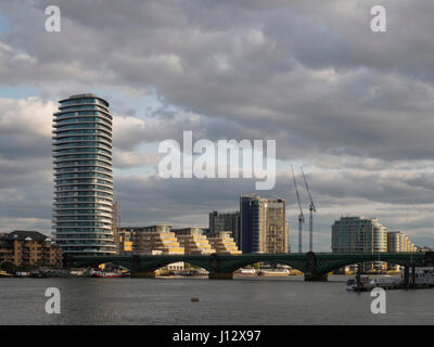 Blick über den Fluss Themse in Richtung Wandsworth Battersea-Eisenbahnbrücke einschließlich und daneben die Lombard Wharf tower (Eröffnung 2017), London Stockfoto