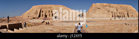 Panorama-Tempel der Nefertari und große Tempel von Ramses II hinter Abu Simbel Tempel, Ägypten, Afrika Stockfoto