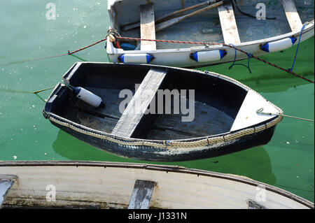 St. Ives, Cornwall. Boote im Hafen während der Flut an einem Sommerabend. Stockfoto