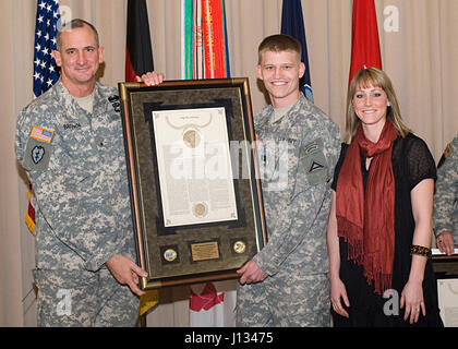 Generalmajor Andrew Johannes aus Stillwater, Oklahoma, ist ein 2017-Empfänger von der Bundesrepublik Ingenieur des Jahres ausgezeichnet, eine jährliche Auszeichnung ehrt die Top-Ingenieure von US-Bundesbehörden über dem Land beschäftigt.    Zurzeit ist er als Bataillon Executive Officer der der 84th Engineer Battalion, 130. Ingenieur-Brigade, 8. Theater Sustainment Command Schofield Barracks, Hawaii. Johannes, mit Frau Cassie, erscheint hier als Brigadegeneral den General Douglas MacArthur Leadership Award erhalten. Robert B. Brown im Jahr 2009 während er als Kommandeur der Headquarters und Headquarters Company, 1 diente Stockfoto