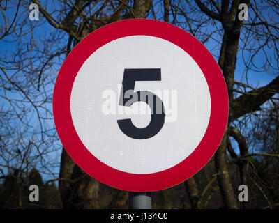 5 km/h Höchstgeschwindigkeit Zeichen Stockfoto