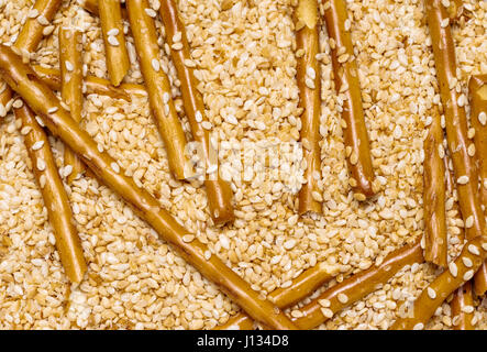 Full-Frame-Nahaufnahme von einigen gebacken Sesamstangen in Sesam zurück Stockfoto