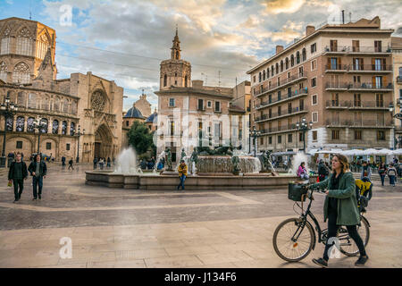 VALENCIA, Spanien - 9. NOVEMBER 2016.Square der Heiligen Maria (Plaza De La Virgen) im Lichte der Sonnenuntergang, schöne Sehenswürdigkeit in Valencia Stockfoto