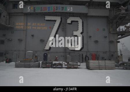 Schnee vom Winter Sturm Helena deckt das Flugdeck des Flugzeugträgers USS George Washington (CVN-73). Das Schiff ist in Norfolk Vorbereitung Umzug in Newport News, Virginia für das Schiff betanken, komplexe Overhaul (RCOH) Wartung Gridley. (Foto: U.S. Navy Chief Masse Kommunikation Spezialist Mary Popejoy/freigegeben) Stockfoto