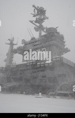 Schnee vom Winter Sturm Helena deckt den Flugzeugträger USS George Washington (CVN-73). Das Schiff ist in Norfolk Vorbereitung Umzug in Newport News, Virginia für das Schiff betanken, komplexe Overhaul (RCOH) Wartung Gridley. (Foto: U.S. Navy Chief Masse Kommunikation Spezialist Mary Popejoy/freigegeben) Stockfoto