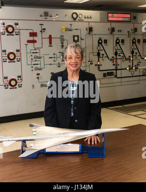 Dr. Christine Darden, ehemaliger NASA-Raumfahrt-Ingenieur, steht in der Leitwarte des NASA Überschall Windkanal der NASA Langley Research Center, Hampton, VA., 1. März 2017. Darden war verantwortlich für die Entwicklung der Minderung von der Überschallknall. (U.S. Air Force Photo/Bobbie Moore). Stockfoto