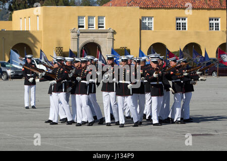 US-Marines mit Silent Drill Platoon, Schlacht Farbe ablösen, Marine Barracks Washington, D.C., führen während einer Schlacht Farbe Zeremonie im Marine Corps rekrutieren Depot San Diego, Kalifornien, 11. März 2017. Die Schlacht Farbe Ablösung weltweit gereist, um in mehreren militärischen Einrichtungen durchzuführen. (Foto: U.S. Marine Corps Lance Cpl. Alexander L. Gist) Stockfoto