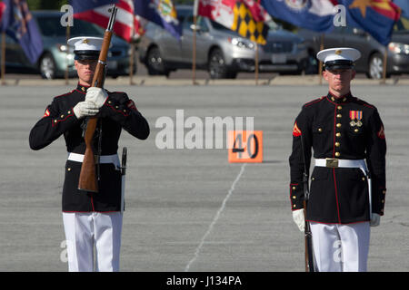 US-Marines mit Silent Drill Platoon, Schlacht Farbe ablösen, Marine Barracks Washington, D.C., führen während einer Schlacht Farbe Zeremonie im Marine Corps rekrutieren Depot San Diego, Kalifornien, 11. März 2017. Die Schlacht Farbe Ablösung weltweit gereist, um in mehreren militärischen Einrichtungen durchzuführen. (Foto: U.S. Marine Corps Lance Cpl. Alexander L. Gist) Stockfoto