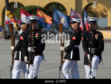 US-Marines mit Silent Drill Platoon, Schlacht Farbe ablösen, Marine Barracks Washington, D.C., marschieren in Formation in Marine Corps rekrutieren Depot San Diego, Kalifornien, 11. März 2017. Die Schlacht Farbe Ablösung weltweit gereist, um eine Schlacht Farbe Zeremonie in mehreren militärischen Einrichtungen. (Foto: U.S. Marine Corps CPL. Alexander L. Gist) Stockfoto