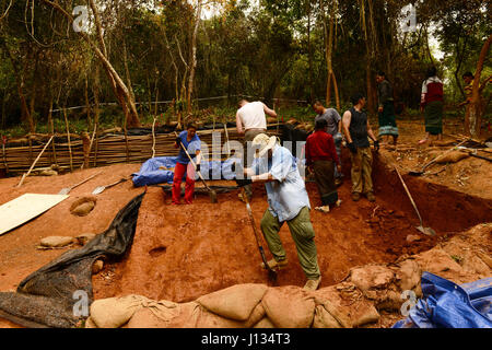 Mitglieder des 17-3LA Recovery Team 3, bereitgestellt durch Defense POW/MIA Accounting Agentur (DPAA), graben Boden aus einer Einheit im Rahmen einer Wiederherstellung Auftrag Khammouon Provinz, Demokratische Volksrepublik Laos, 16. März 2017. DPAA Teammitglieder in der Gegend in der Hoffnung, den Vietnam-Konflikt die Überreste eines Piloten Gebühreneinzug überstandener bereitgestellt. Die Mission von DPAA ist, ihre Familien und die Nation den Zügen möglichen entfielen unser fehlendes Personal anzubieten. (Foto: U.S. Army Staff Sgt Richard DeWitt) Stockfoto