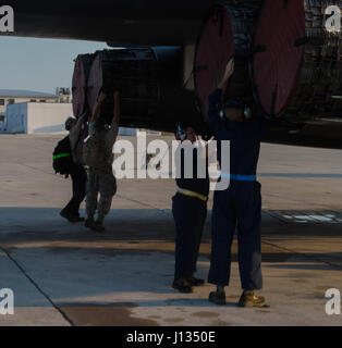 Bodenpersonal wird ein b-1 Lancer vor der Inbetriebnahme in Boca Chica Naval Air Station, Key West Florida, 23. März 2017 die Motorabdeckungen entfernen. Diese Abdeckungen schützen Flugzeuge vor fremden Objekt Schäden und starke Verwitterung. Langstrecken, multi-Role Bomber verwendet vier General Electric F101-GE-102-Turbofan-Triebwerk mit Nachbrenner, die mehr als 30.000 Pfund Schub pro Motor, so dass die Bomber zu erreichen Geschwindigkeiten von Mach 1,25 zu produzieren. (U.S. Air Force Photo von Staff Sgt Jason McCasland/freigegeben) Stockfoto