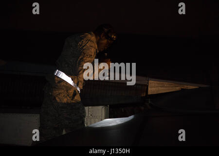 Airman Darian Hopkins, inspiziert 7. Aircraft Maintenance Squadron Instrument und Flug Kontrollen-Spezialist, einen Teil des Flügels ein b-1 Lancer in der Boca Chica Naval Air Station, Key West Florida, 23. März 2017. Die b-1 ist ein vier-Motor, Überschall, Variable-Sweep Flügel, strahlgetriebenen, strategische Bomber. (U.S. Air Force Photo von Staff Sgt Jason McCasland/freigegeben) Stockfoto