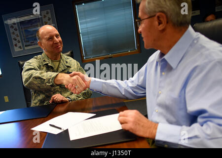 Der 121st Air Tanking Wing und die Stadt Canal Winchester formalisieren eine Partnerschaft auf der Rickenbacker Air National Guard Base, um die Zusammenarbeit zwischen der Air Force und der lokalen Gemeinde zu fördern. Stockfoto