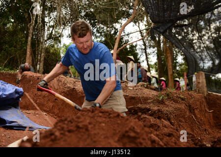 US Army Staff Sgt Ivan Swendrzynski mit der Defense POW/MIA Accounting Agentur (DPAA), entfernt Boden aus einer Ausgrabung im Rahmen DPAAs Erholung Mission in der Nähe von Ban Chanon Dorf, Khammouon Provinz, Demokratische Volksrepublik Laos, 24. März 2017. DPAA Teammitglieder in der Gegend in der Hoffnung, den Vietnam-Konflikt die Überreste eines Piloten Gebühreneinzug überstandener bereitgestellt. Die Mission von DPAA ist, ihre Familien und die Nation den Zügen möglichen entfielen unser fehlendes Personal anzubieten. (Foto: U.S. Army Staff Sgt Richard DeWitt DoD) Stockfoto