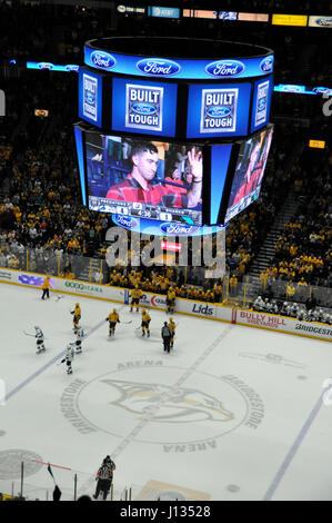 Nicholas Cardullo-Cappell, C Fachbetrieb, 526th Brigade Support Battalion, 2nd Brigade Combat Team, 101. US-Luftlandedivision, winkt der Menschenmenge 25. März 2017, in der Bridgestone Arena in Nashville Predators-Spiel gegen die San Jose Sharks. Cardullo-Cappell, combat Medic war einer der vier Fort Campbell Soldaten, die während der Military Appreciation Week, 20. März bis Samstag geehrt wurden. Stockfoto