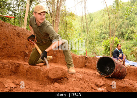 US Army Captain Christian Petersen (DENTAC) mit der Defense POW/MIA Accounting Agentur (DPAA), entfernt Boden aus einer Ausgrabung im Rahmen DPAAs Erholung Mission in der Nähe von Ban Chanon Dorf, Khammouon Provinz, Demokratische Volksrepublik Laos, 27. März 2017. DPAA Teammitglieder in der Gegend in der Hoffnung, den Vietnam-Konflikt die Überreste eines Piloten Gebühreneinzug überstandener bereitgestellt. Die Mission von DPAA ist, ihre Familien und die Nation den Zügen möglichen entfielen unser fehlendes Personal anzubieten. (Foto: U.S. Army Staff Sgt Richard DeWitt DoD) Stockfoto