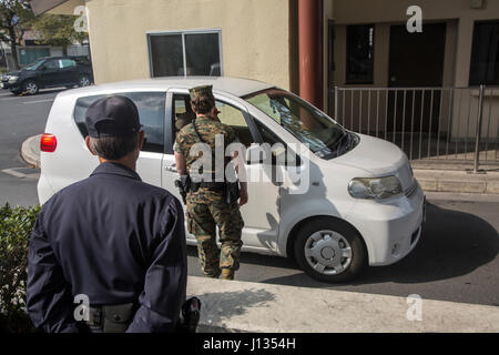 US-Marines mit dem Provost Marshal Büro und japanischer Wachposten zufällige Auto sucht während Anti-Terror-Training im Marine Corps Air Station Iwakuni, Japan, 27. März 2017 durchführen. Die Marines und Japaner arbeiteten zusammen und überprüft für alles, was eine Bedrohung für die Air Station betrachtet werden konnte. (Foto: U.S. Marine Corps Lance Cpl. Jacob A. Farbo) Stockfoto