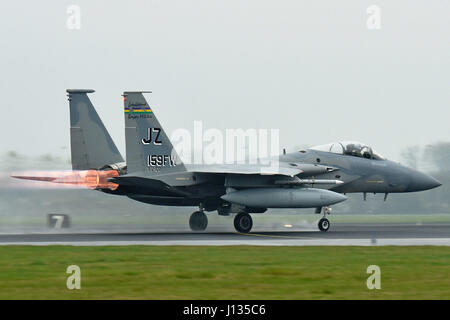 Ein Louisiana Air National Guard 159. Kämpfer-Flügel F - 15C Eagle zieht aus Leeuwarden in den Niederlanden Luftwaffenstützpunkt während Frisian Flag, die eine Übung, die rote Fahne, geführt von der Royal Netherlands Air Force ähnlich ist. Die LA-ANG wird in Europa als Teil der Theater-Sicherheits-Paket bereitgestellt. (Foto: Senior Airman Phuong Au US Air National Guard) Stockfoto