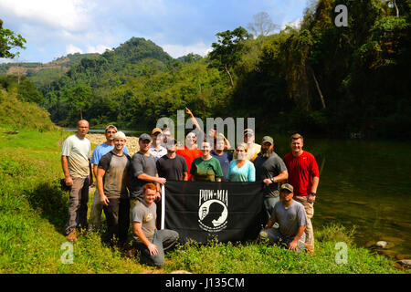 Service-Mitglieder von 17-4LA Recovery Team 3, bereitgestellt durch Defense POW/MIA Accounting Agentur (DPAA), posieren für ein Mannschaftsfoto als Teil einer Wiederherstellung-Mission in der Nähe von Ban Chanon Dorf, Khammouon Provinz, Demokratische Volksrepublik Laos, 30. März 2017. DPAA Teammitglieder eingesetzt, um die Gegend in der Hoffnung auf Genesung die Überreste eines Piloten Gebühreneinzug von der Vietnam-Konflikt ist die Mission von DPAA ausführlich möglich entfallen unsere fehlenden Mitarbeiter, ihre Familien und die Nation. (Foto: U.S. Army Staff Sgt Richard DeWitt) Stockfoto