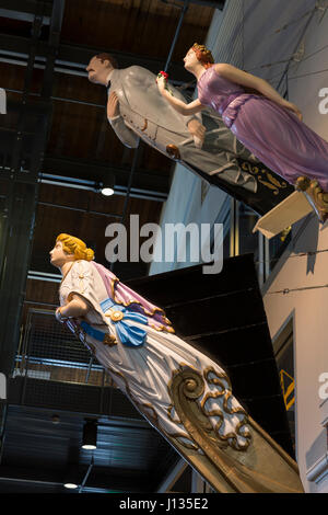 Seattle, Washington: Museum of History & Industrie. Nautische Galionsfiguren auf dem Display in das Faye G. Allen Grand Atrium. Von oben nach unten: männliche Figur Stockfoto