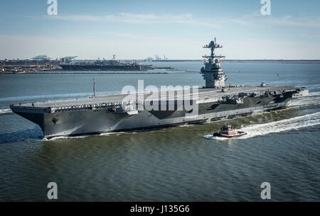 170408-N-WZ792-198 NEWPORT NEWS, Virginia (8. April 2017) die zukünftige USS Gerald R. Ford (CVN-78) aus eigener Kraft zum ersten Mal im Gange. Das First-Class-Schiff--die erste neue US-Flugzeugträger Design in 40 Jahren--verbringen mehrere Tage Durchführung des Erbauers Probefahrten, einen umfassenden Test für einen Großteil des Schiffes wichtige Systeme und Technologien. (Foto: U.S. Navy Mass Communication Specialist 2. Klasse Ridge Leoni/freigegeben) Stockfoto