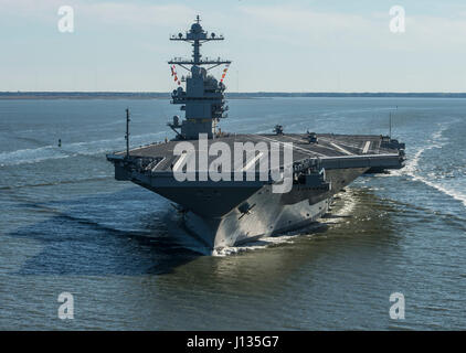 170408-N-WZ792-207 NEWPORT NEWS, Virginia (8. April 2017) die zukünftige USS Gerald R. Ford (CVN-78) aus eigener Kraft zum ersten Mal im Gange. Das First-Class-Schiff--die erste neue US-Flugzeugträger Design in 40 Jahren--verbringen mehrere Tage Durchführung des Erbauers Probefahrten, einen umfassenden Test für einen Großteil des Schiffes wichtige Systeme und Technologien. (Foto: U.S. Navy Mass Communication Specialist 2. Klasse Ridge Leoni/freigegeben) Stockfoto