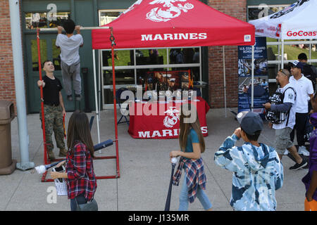 Staff Sgt Jeremy Matt hilft einen jungen Padres-Fan auf die Klimmzugstange, 1. April 2017, bei Petco Park, San Diego, Kalifornien, während die Padres Fan Fest. Lokale Anbieter, Padres Spielern und Mitarbeitern herauskam, die kommende Saison mit Essen, Musik und Spiele zu feiern. Matt von Denham Springs, Louisiana, ist eine Marine Corps Musiker Liaison mit Marine Corps Recruiting Station San Diego, 12. Marine Corps Bezirk, Recruiting Region West, Marine Corps Recruiting Command. (Foto: U.S. Marine Corps Sgt. William Hester / veröffentlicht) Stockfoto