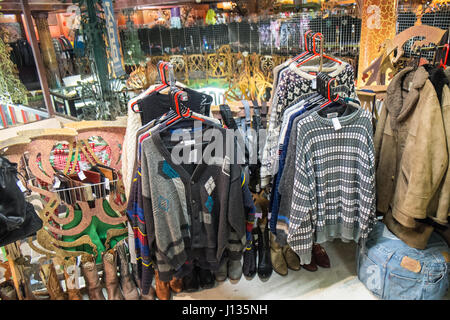 Auswahl des Jahrgangs, Goth, alternative, Stände, gemeinsam im Grand Central, Arcade, Renshaw, Street, Liverpool, Merseyside, England, Stadt, Stadt, Norden, England, UK. Stockfoto