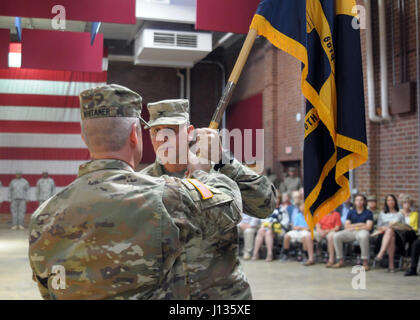 Command Sergeant Major Kevin Whitaker, Command Sergeant Major der 60. Truppe Befehl übergibt die Brigade Farben an US Armee Oberst Ephraim Grubbs, III, dem scheidenden Kommandeur der 60. TC, zum letzten Mal bei einer Änderung der Befehl Zeremonie im Militär Center Claude T. Bowers, Raleigh, North Carolina, 2. April 2017. 60. TC ist die unterschiedlichsten Brigade von der North Carolina Army National Guard. Es besteht aus Spezialeinheiten, ein Field Artillery Battalion, ein Recruiting und Retention Bataillon, eine Explosive Ordnance Disposal Company, ein Army Band Unternehmen, eine medizinische Abteilung, eine Publi Stockfoto