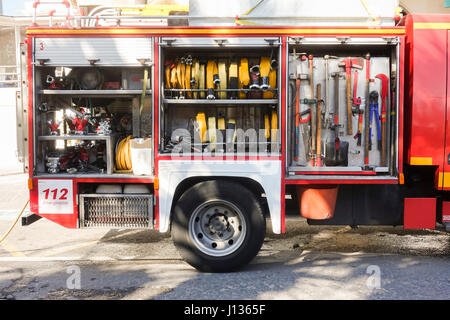 Feuerwehrmann Geräte, Handwerkzeuge in Feuer LKW Ausrüstung, Feuerwehrauto, Spanien Stockfoto