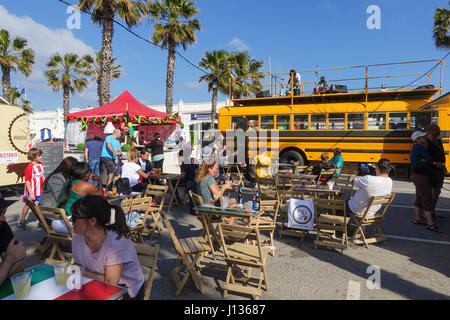 Personen auf Terrasse auf Lebensmittel LKW Festival, festliche, Feier im Hafen von Benalmadena, Andalusien, Spanien Stockfoto