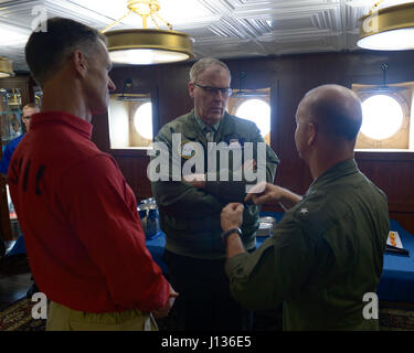 Pazifik (4. April 2017) stellvertretender Verteidigungsminister Robert Work spricht mit Commander Carrier Strike Group (CSG) 11, Rear Admiral William Byrne, links, und Commander, CSG 15 Rear Admiral Ross Myers während eines Besuchs auf dem Flugzeugträger USS Nimitz (CVN-68). Nimitz ist derzeit im Gange Composite Training Unit Übung (COMPTUEX) mit der Nimitz CSG in Vorbereitung auf eine bevorstehende Bereitstellung durchführen. COMPTUEX testet ein Fördermaschinegruppe Streik Mission-Bereitschaft und Fähigkeit, als integrierte Einheit durch simulierte reale Szenarien durchzuführen. (US Navy Foto Spezialist Seeweg Masse Kommunikation Stockfoto