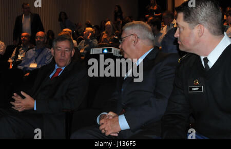 (von links nach rechts) Jonathan B. Cory, Executive Director des Stanford Research Institute International, Richard (Phil) Bühne, Arbeitgeber Unterstützung der Garde und Reserve und 63. regionale Unterstützung Befehl Army Reserve Botschafter Vertreter und Oberst Lewis G. Knapp, Congressional Legislative Liaison, Armee-Reserve. Stockfoto