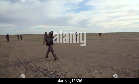 US-Marines mit Ostindien-Kompanie, 3. Bataillon 7. Marines, speziellen Zweck Marine Air-Ground Task Force-Krise Antwort-Central Command, patrouillieren ein Gebiet während einer taktischen Recovery of Aircraft und Personal ausüben, während nach vorne in den Nahen Osten, 5. April 2017 bereitgestellt. Diese Marines sind Teil der engagierten TRAP-Kraft von 3/7, das Grundkampfelement für den speziellen Zweck MAGTF. SPMAGTF-CR-CC ist derzeit nach vorne mit der Fähigkeit, auf eine Vielzahl von Eventualitäten rasch und effektiv reagieren auf mehrere Nationen im CENTCOM bereitgestellt. Stockfoto