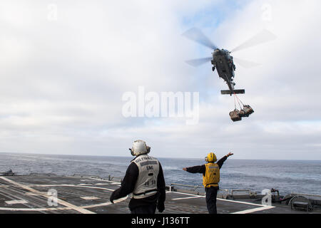 170405-N-VR594-053 Pazifik (5. April 2017) Seeleute an Bord der Ticonderoga-Klasse geführte Flugkörper Kreuzer USS Princeton (CG-59) bereiten Sie beliefert aus ein MH-60 s Sea Hawk Hubschrauber, die 8 zugewiesen Ballers der Hubschrauber Meer bekämpfen Squadron (HSC) 8 während einer vertikalen Nachschub (VERTREP) während der Durchführung im Gange einer zusammengesetzte Trainingseinheit Übung (COMPTUEX) mit der Nimitz Carrier Strike Group in Vorbereitung auf eine bevorstehende Bereitstellung. COMPTUEX testet die Mission Bereitschaft der aktiven Streik durch simulierte reale Szenarien und ihre Leistungsfähigkeit als ein i Stockfoto
