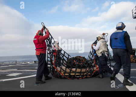 170405-N-VR594-235 Pazifik (5. April 2017) Seeleute an Bord der Ticonderoga-Klasse geführte Flugkörper Kreuzer USS Princeton (CG-59) sichere Paletten während einer vertikalen Nachschub während der Durchführung im Gange einer zusammengesetzte Einheit Übung (COMPTUEX) mit der Nimitz Carrier Strike Group in Vorbereitung auf eine bevorstehende Bereitstellung. COMPTUEX testet die Mission Bereitschaft der aktiven Streik durch simulierte reale Szenarien und ihre Leistungsfähigkeit als integrierte Einheit. (Foto: U.S. Navy Masse Kommunikation Spezialist Seemann Kelsey J. Hockenberger/freigegeben) Stockfoto