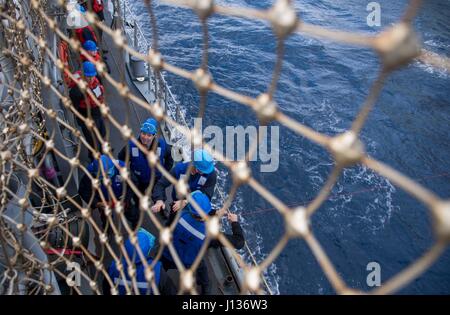 170405-N-VR594-261 Pazifik (5. April 2017) Segler behandeln Linie während einer Auffüllung auf See an Bord der Ticonderoga-Klasse geführte Flugkörper Kreuzer USS Princeton (CG-59) während der Durchführung im Gange einer zusammengesetzte Einheit Übung (COMPTUEX) mit der Nimitz Carrier Strike Group in Vorbereitung auf eine bevorstehende Bereitstellung. COMPTUEX testet die Mission Bereitschaft der aktiven Streik durch simulierte reale Szenarien und ihre Leistungsfähigkeit als integrierte Einheit. (Foto: U.S. Navy Masse Kommunikation Spezialist Seemann Kelsey J. Hockenberger/freigegeben) Stockfoto